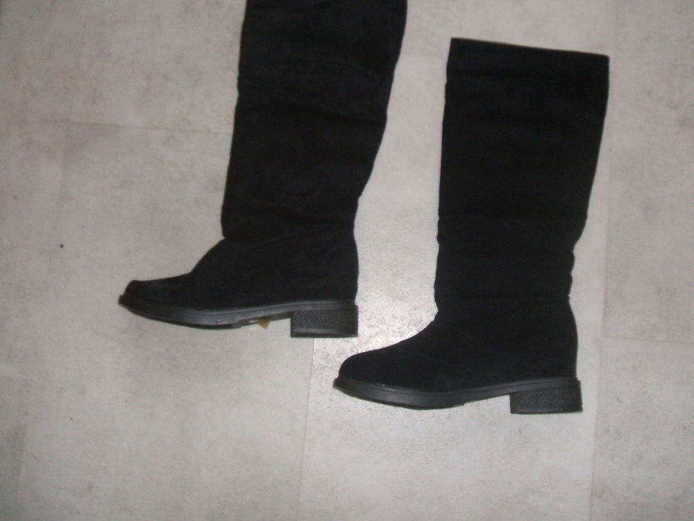 UNE PAIRE DE BOOTE FEMME Chaussures