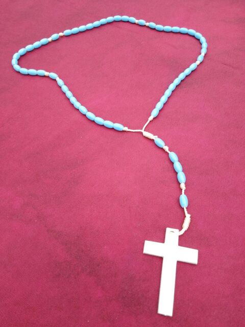 Chapelet en perles bleues croix blanche (7-8) 5 Avermes (03)