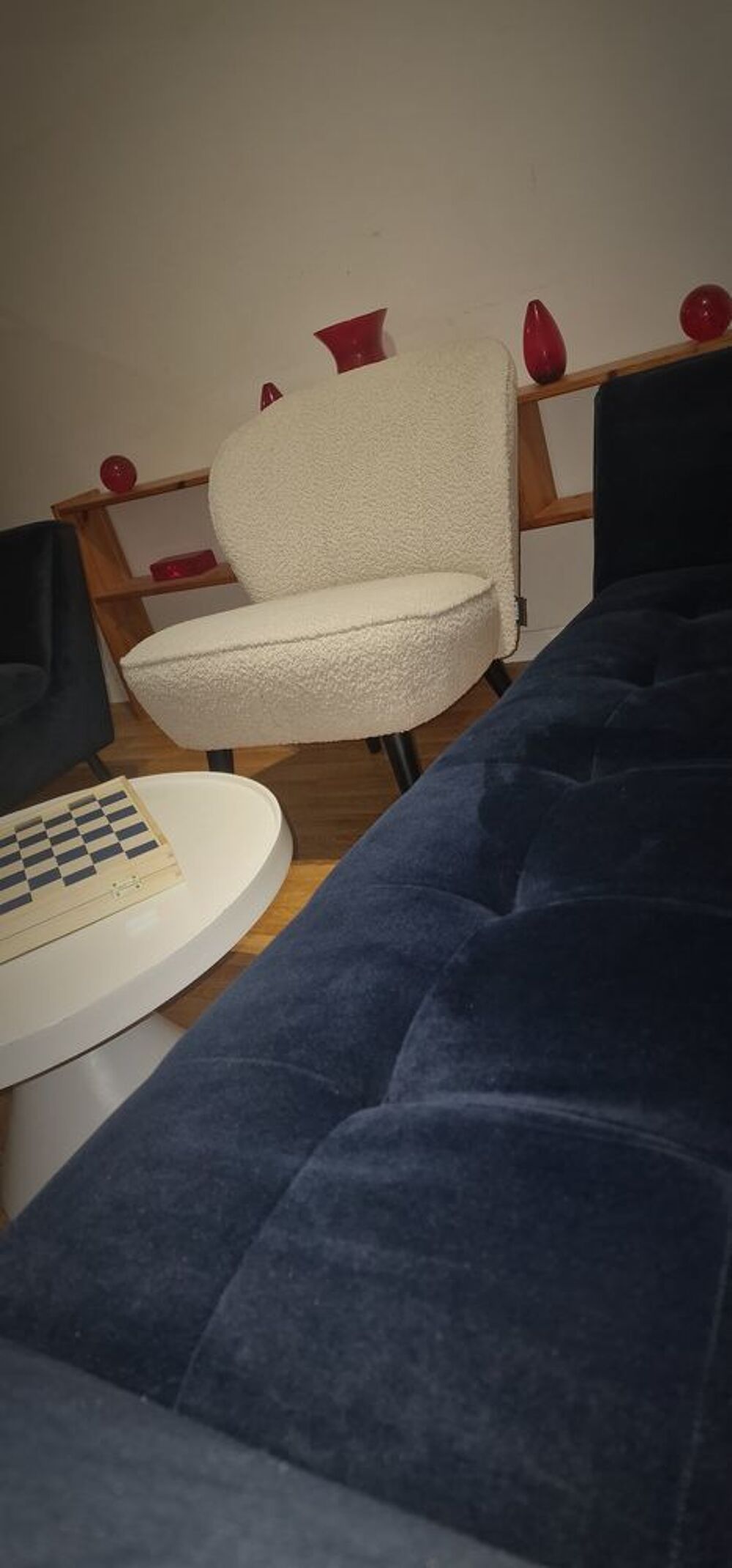 Salon avec 2 Canap&eacute; 2 places en velours bleu + 2 fauteuils et une table basse Meubles