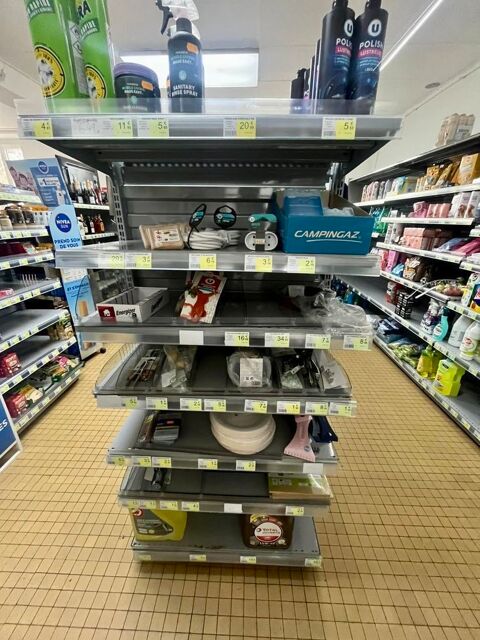 Ensemble de rayonnages de magasin �  mobilier seul �  tr�s bon �tat 2500 Merry-sur-Yonne (89)