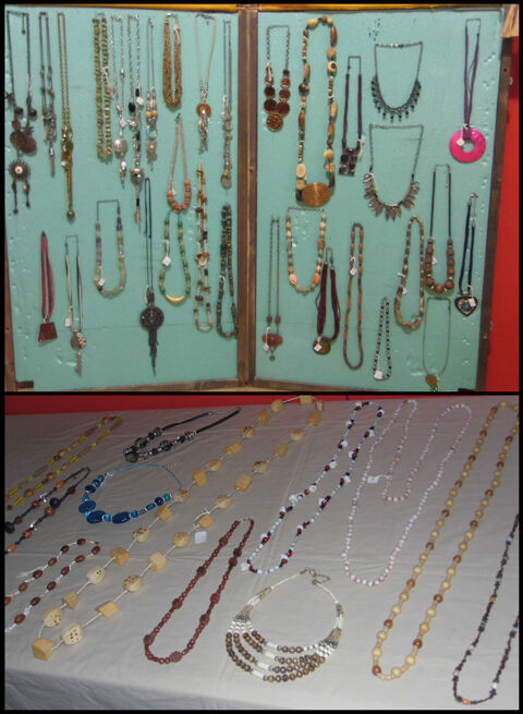Lot de bijoux plus présentoirs (prix négociable) 380 Fleurieu-sur-Saône (69)