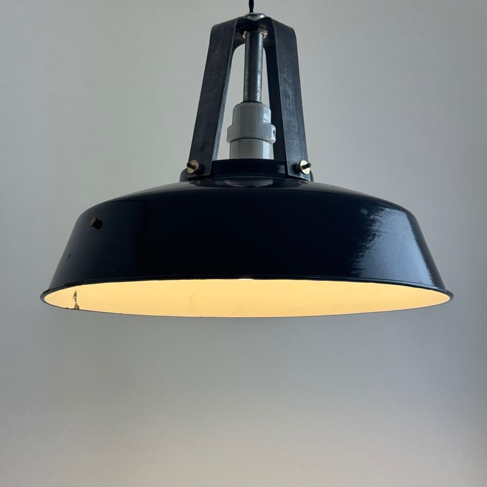 PAIRE D'ANCIENNES SUSPENSIONS EMAILL&Eacute;ES INDUSTRIELLES " MAZ Décoration