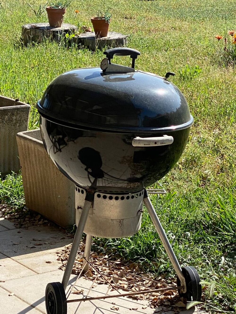 Barbecue &agrave; charbon noir avec couvercle WEBER &amp; aspirecendre Jardin