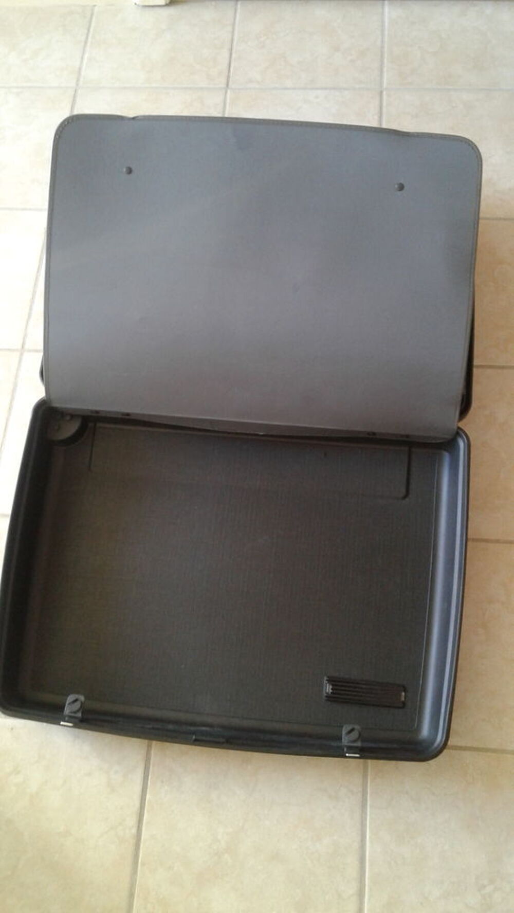 Valise DELSEY en tr&egrave;s bon &eacute;tat avec 2 roulettes et 2 poign&eacute;e Maroquinerie