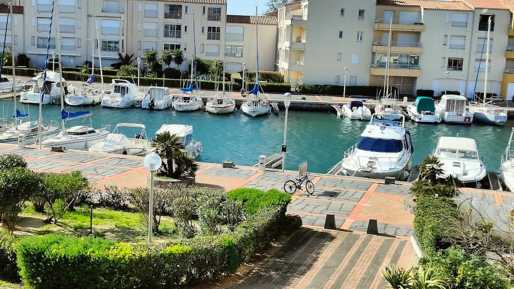 Vente Appartement LE CAP D'AGDE : Secteur Avant Port, à 100 mètre de la plagette, (vue mer), appartement T3 + cellier, traversant et entièrement rénové. Le cap d agde