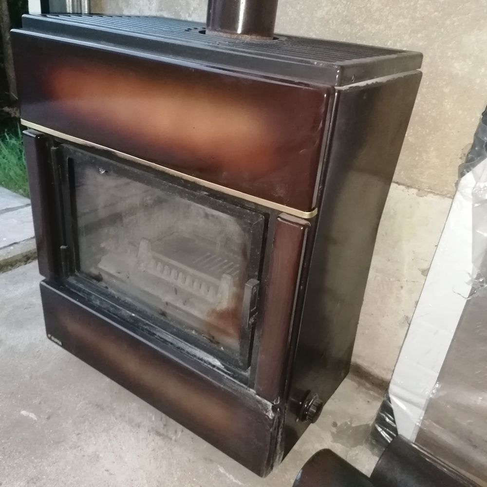 Poele a bois marque supra avec ces tuyaux marrons Electroménager