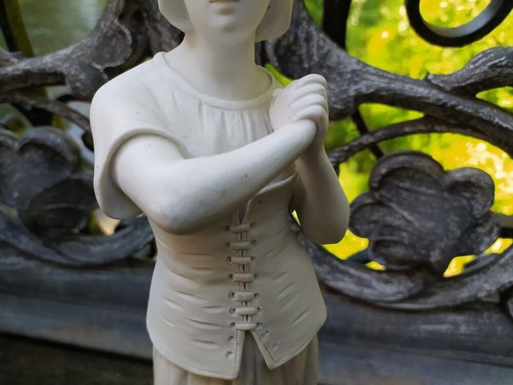 Ancienne Statue Jeanne d'Arc en Biscuit Porcelaine Fleur Lys 