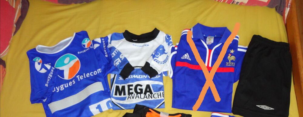 SEMELLE . ECHARPE . CASQUETTE.... MAILLOT ... Sports