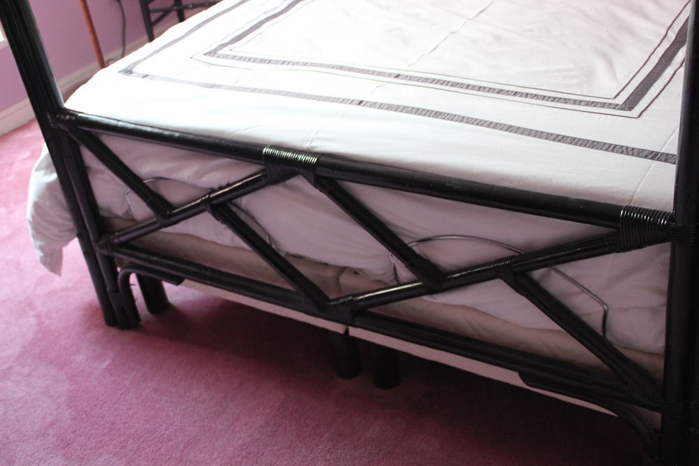 LIT A BALDAQUIN BAMBOU NOIR . Meubles