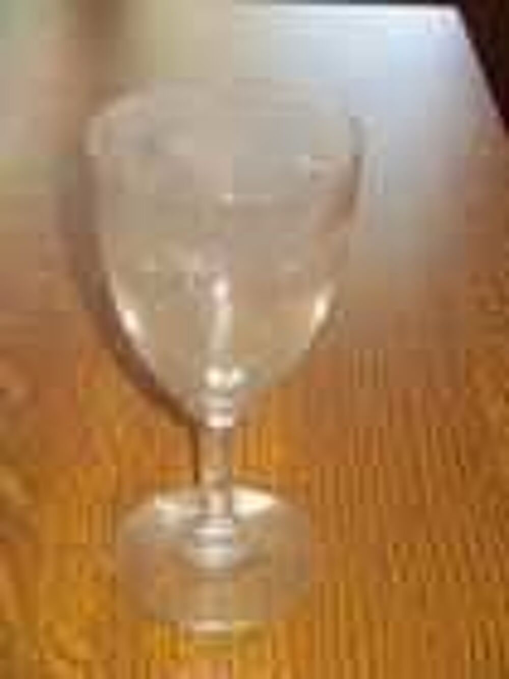 Un verre avec sur le milieu motif liser&eacute; et &eacute;pis en cristal Décoration