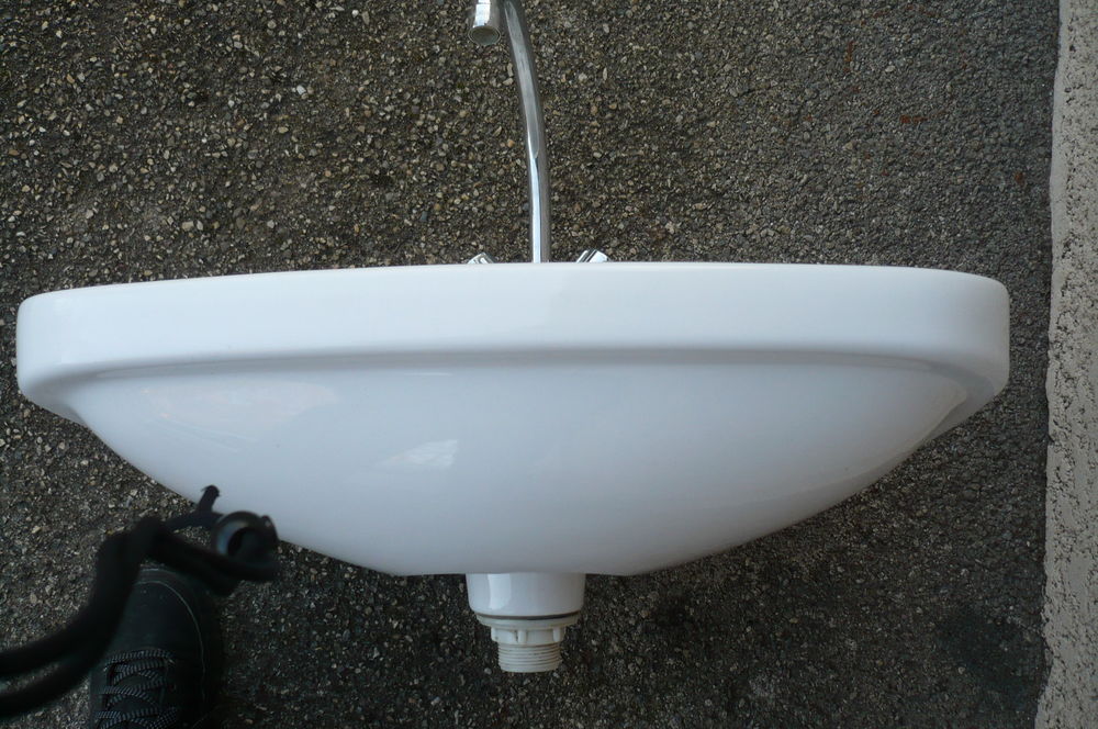Lavabo c&eacute;ramique blanc avec robinet et &eacute;quipement &eacute;vacuation Bricolage