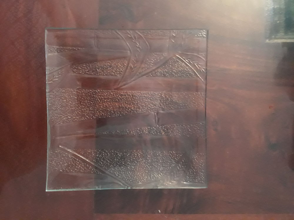 Service de 36 assiettes en verre transparentes. Décoration