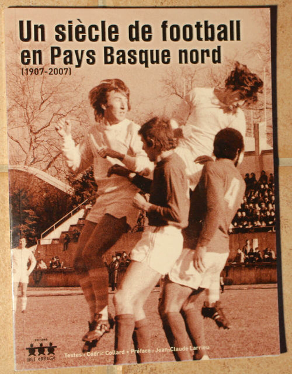 "UN SIECLE DE FOOTBALL en PAYS BASQUE NORD " ( 1907 - 2007 ) Livres et BD