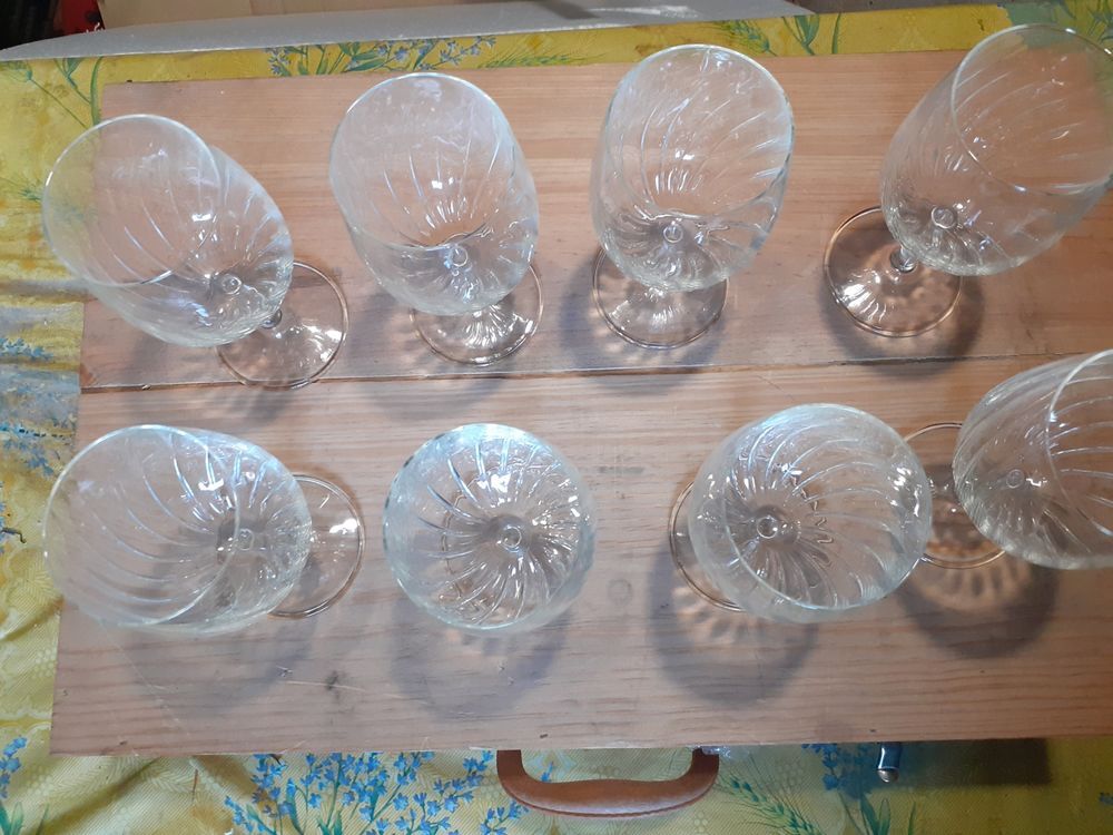 Lot de 9 verres &agrave; pied cisel&eacute;s transparents 