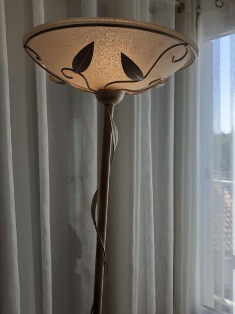 Lampadaire en fer forg� de couleur cr�me en tr�s bon �tat. 10 Arles (13)