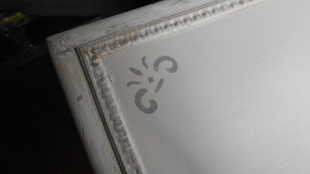 Table style Louis XVI patin&eacute;e 'shabby' Meubles