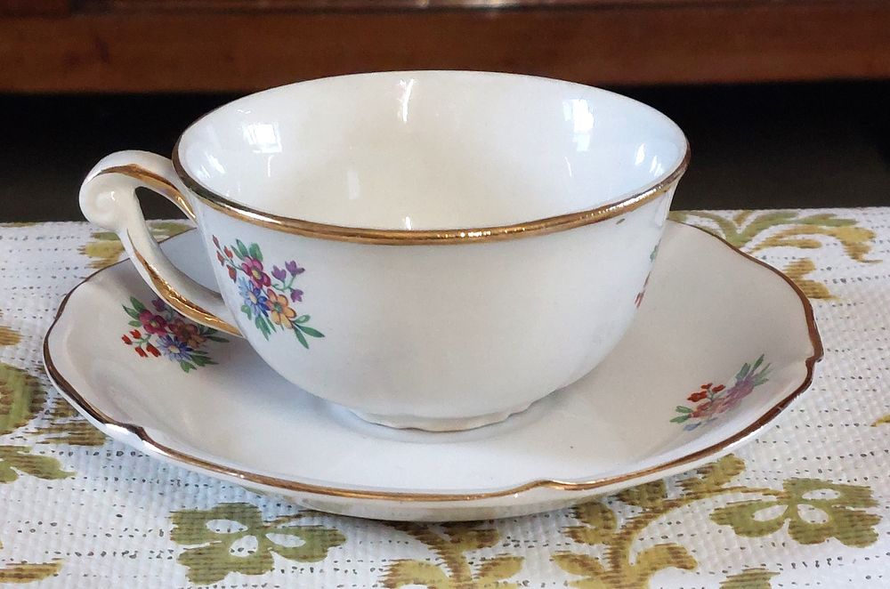 service de vaisselle 71 pi&egrave;ces en porcelaine Saint Amand Décoration