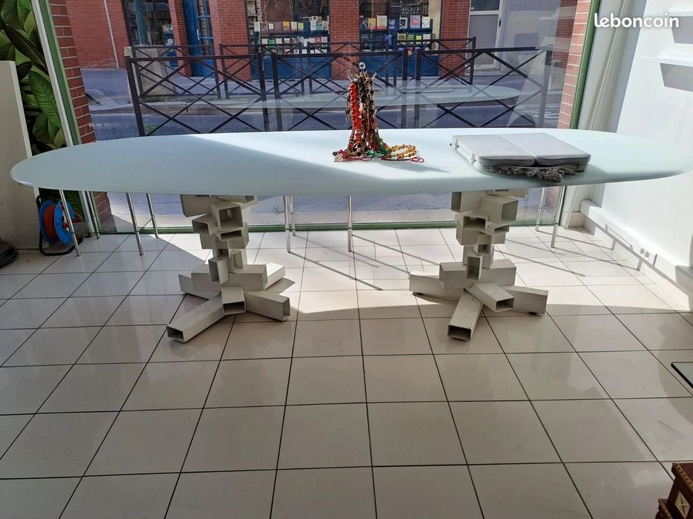 Table design, grand plateau ovale, verre blanc opaque, pieds Meubles