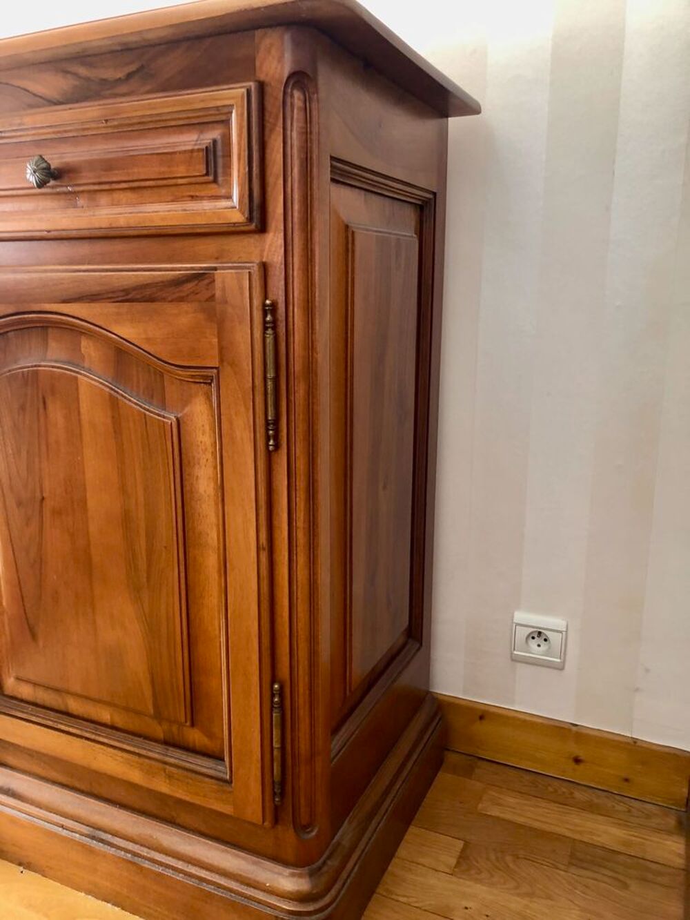 Bahut style Louis XIV _ noyer massif 
Meubles