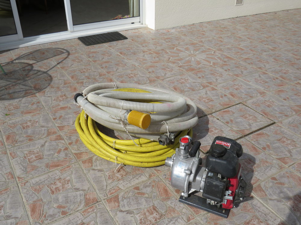 d'une pompe thermique avec tuyaux Jardin