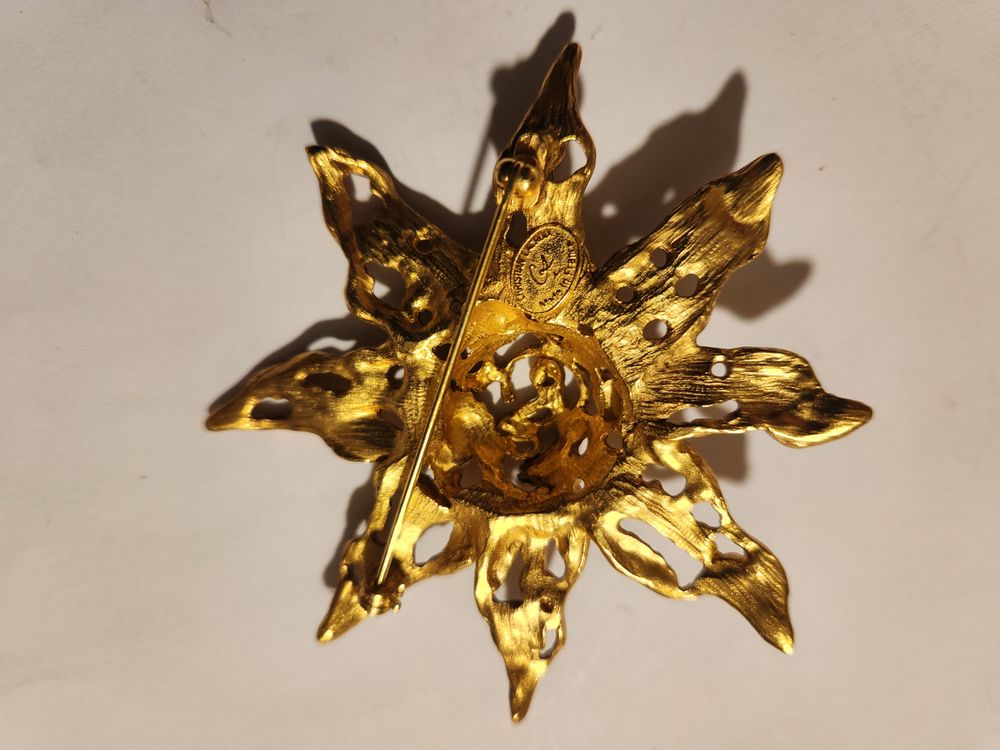 Broche &eacute;toile ajour&eacute;e dor&eacute;e patin&eacute;e Christian LACROIX Bijoux et montres