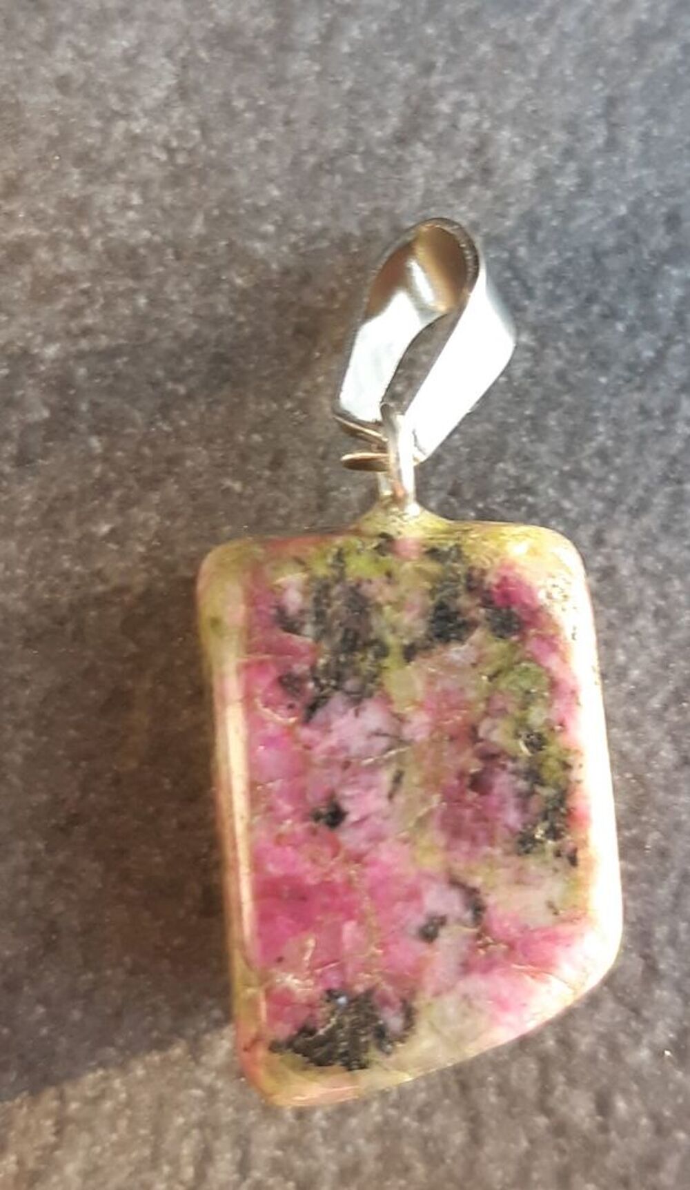 pendentif cube pierre rubis zoisite Bijoux et montres