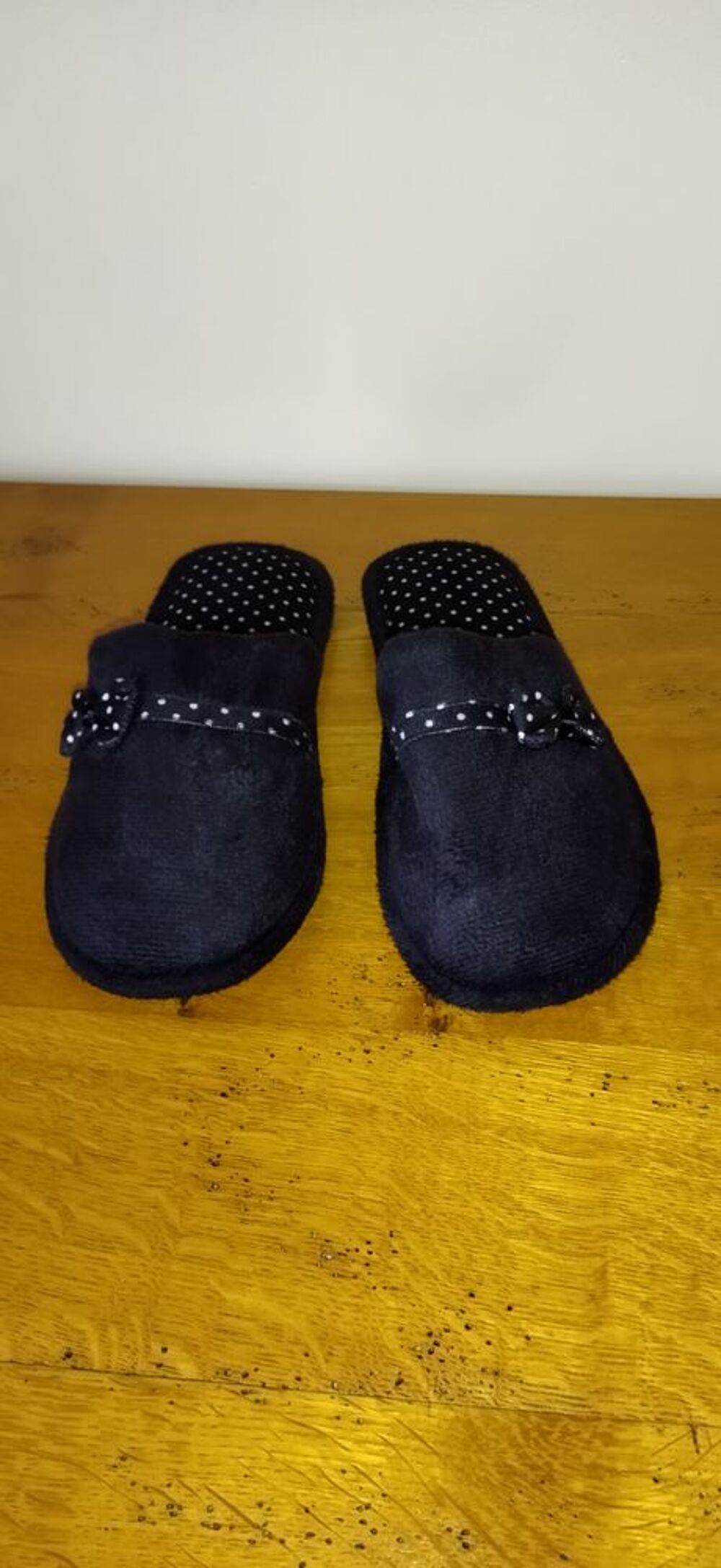 2 paires de chaussons neuves Chaussures