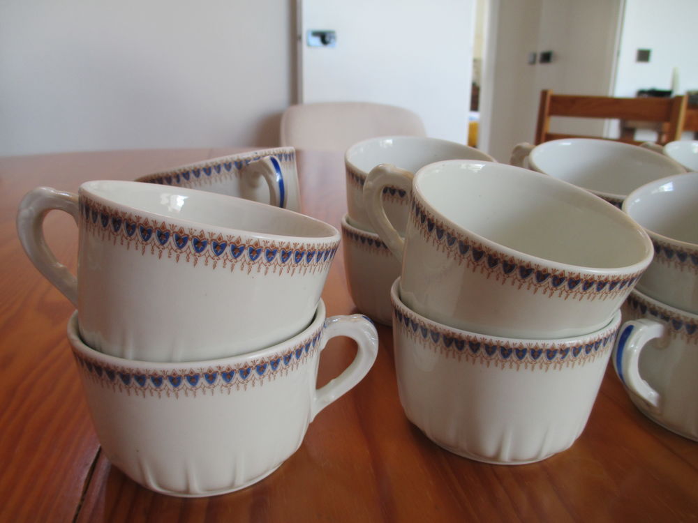 Ensemble de 16 tasses anciennes bistro &agrave; caf&eacute; Meubles