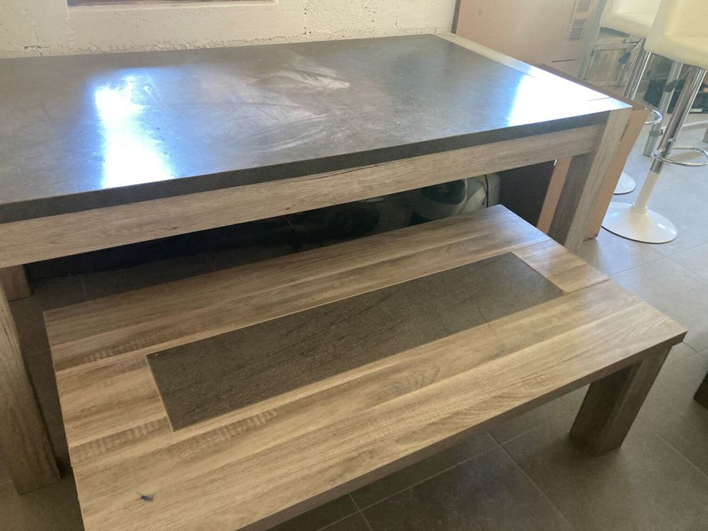 table de salon avec d&eacute;serte Meubles