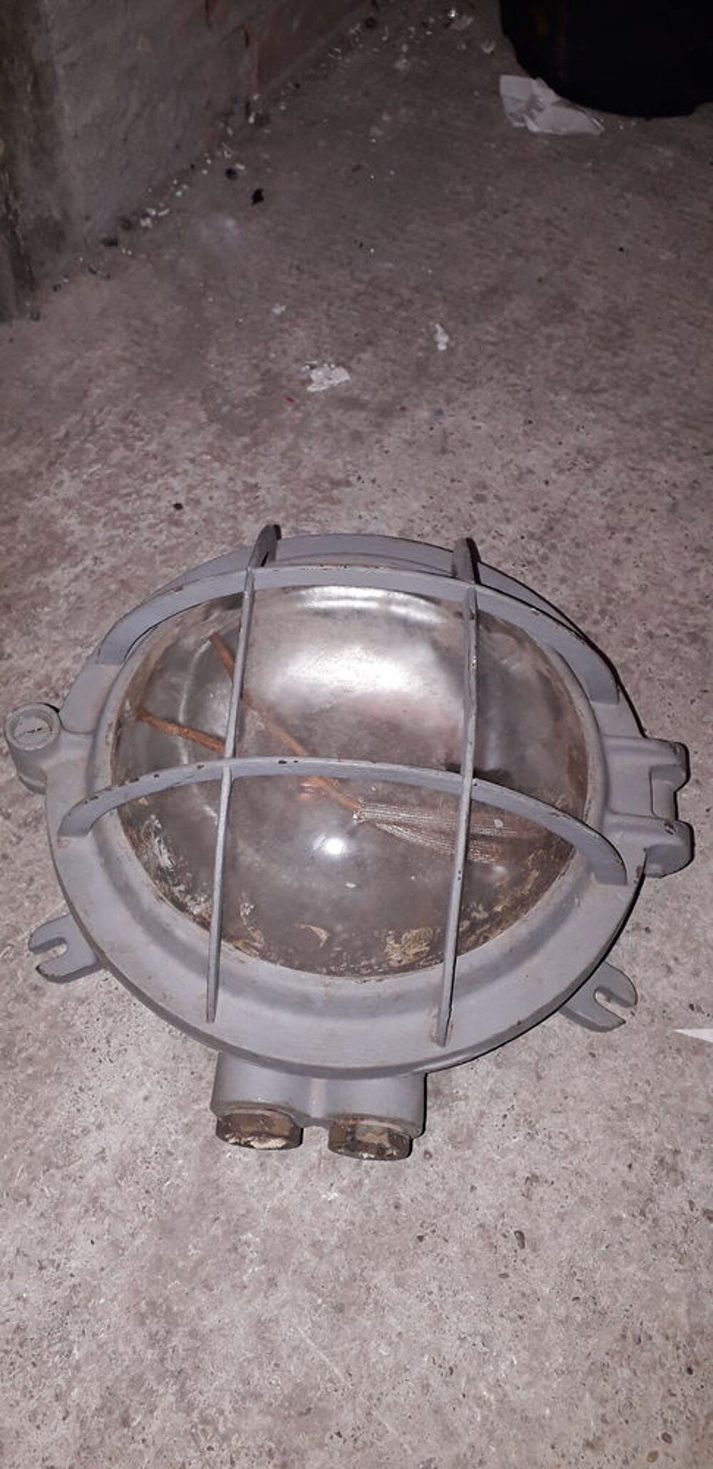 Grande lampe hublot d'usine en fonte lourde Décoration