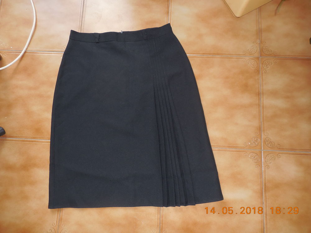 jupe noire avec 6 petits plis qui donnent de l'ampleur t 46 Vtements