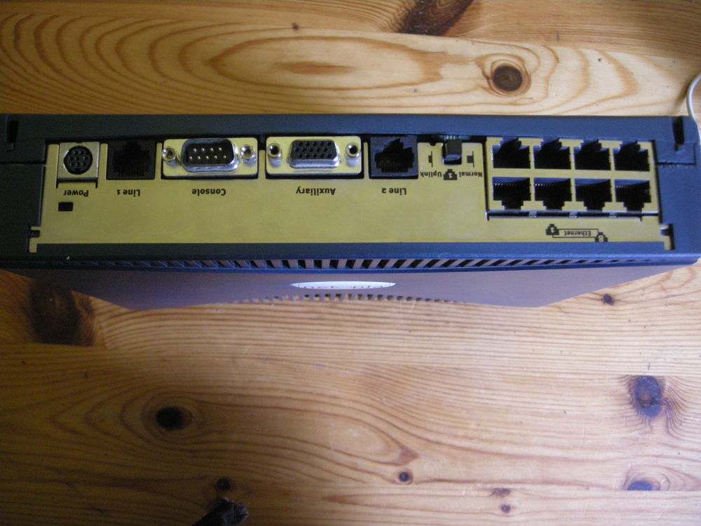 Modem routeur Netopia noir R3100
23,5 x 20,5 x 6 - 8 ports Matériel informatique
