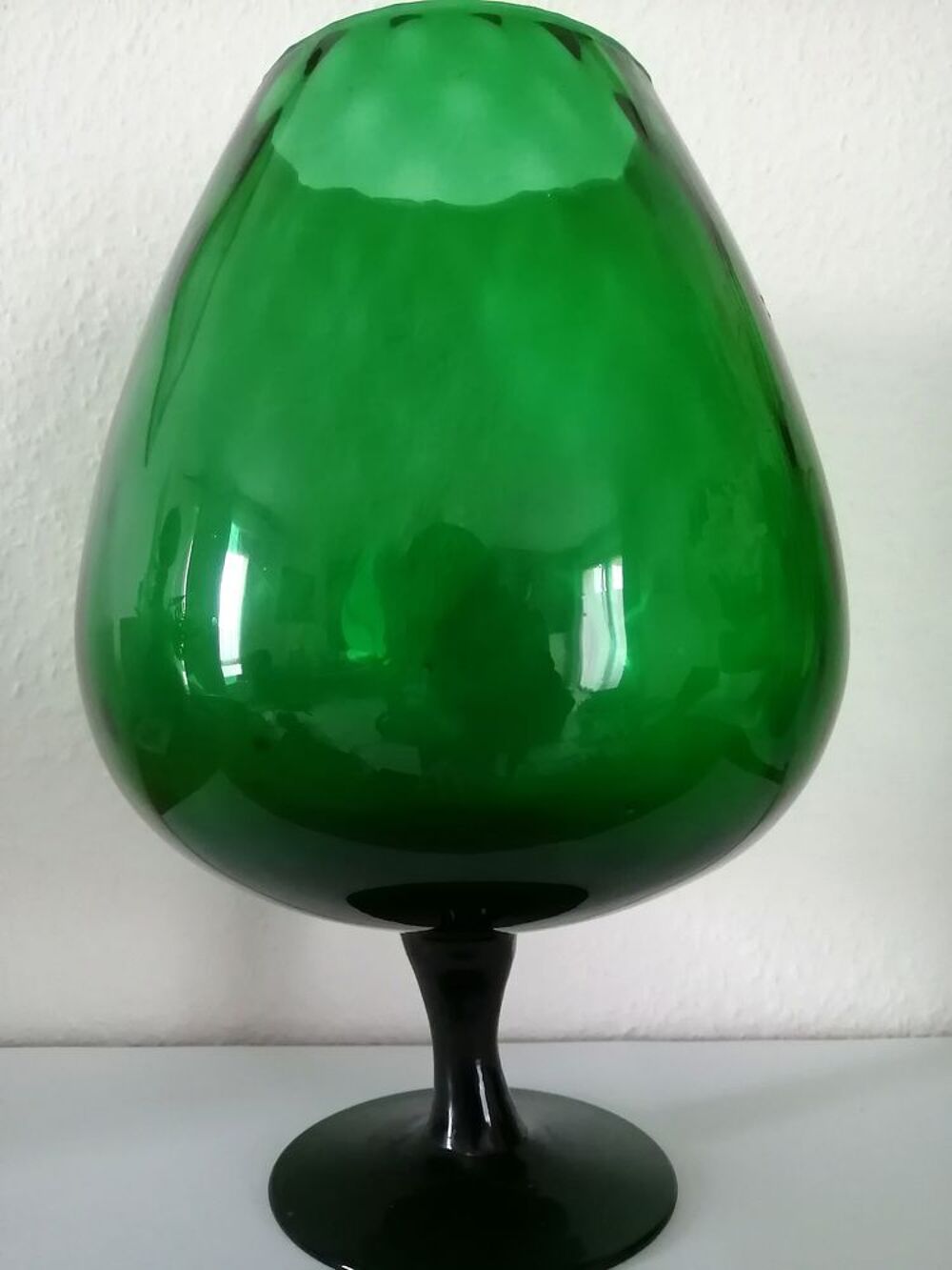 Magnifique verre ballon en verre teint&eacute;, coloris vert Décoration