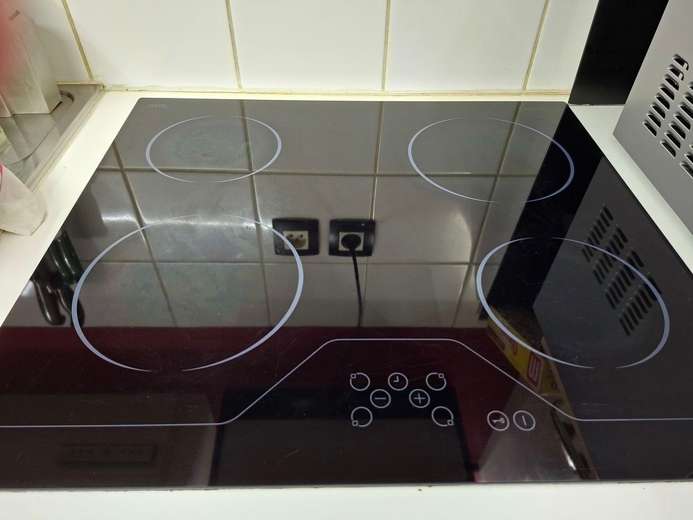 Lave vaisselle et plaque vitroc&eacute;ramique Electroménager