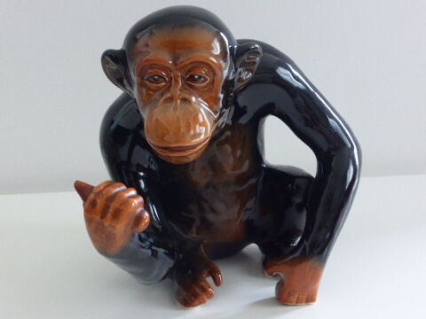 Sculpture Chimpanz tenant une banane en poterie Modle Sylv 40 Rueil-Malmaison (92)