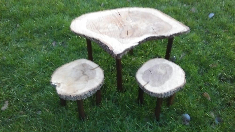 Table rustique et tabourets rustiques Décoration