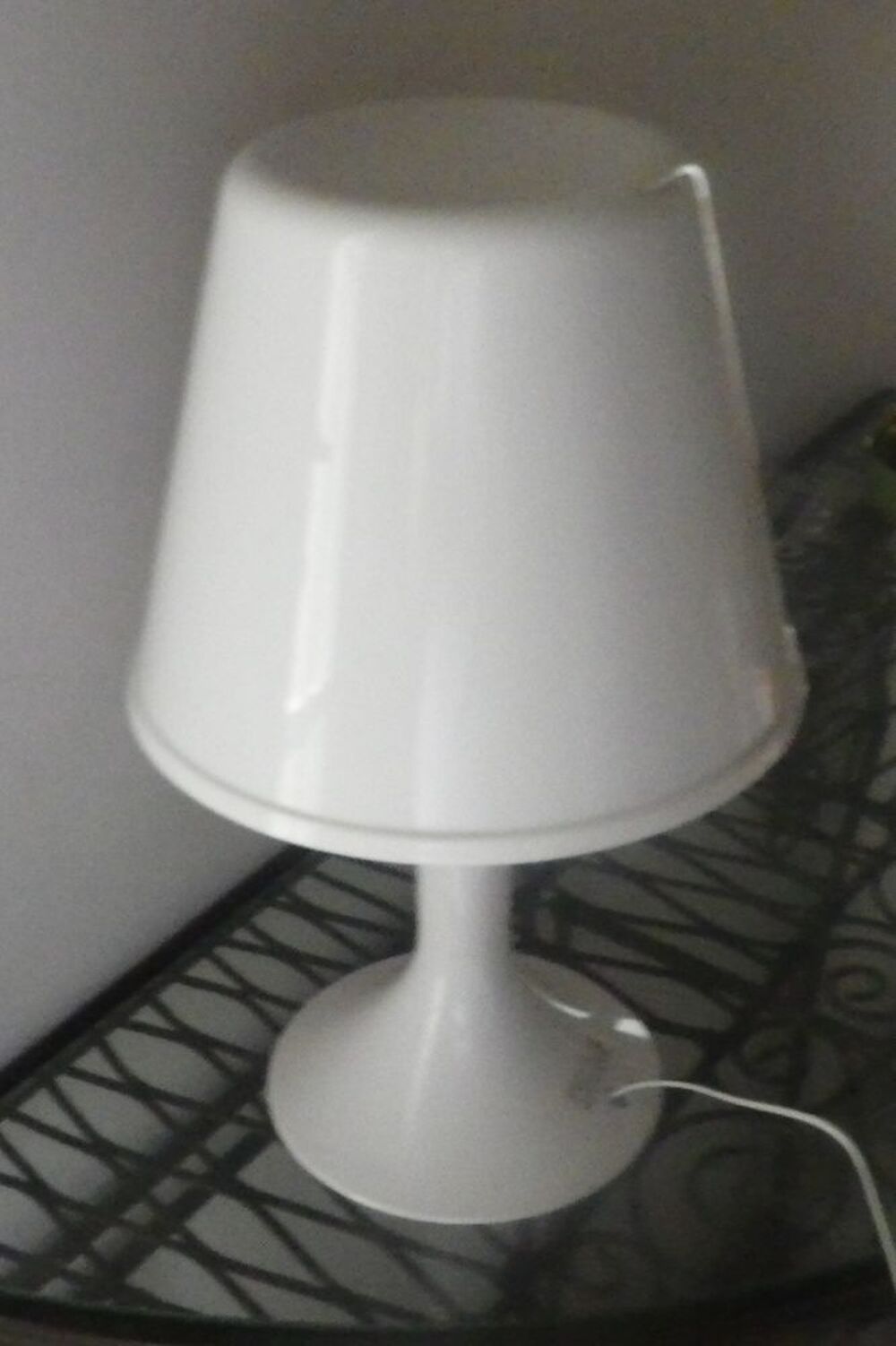 LAMPE BLANCHE A COULEURS CHANGEANTES (2 ex dispo) Décoration