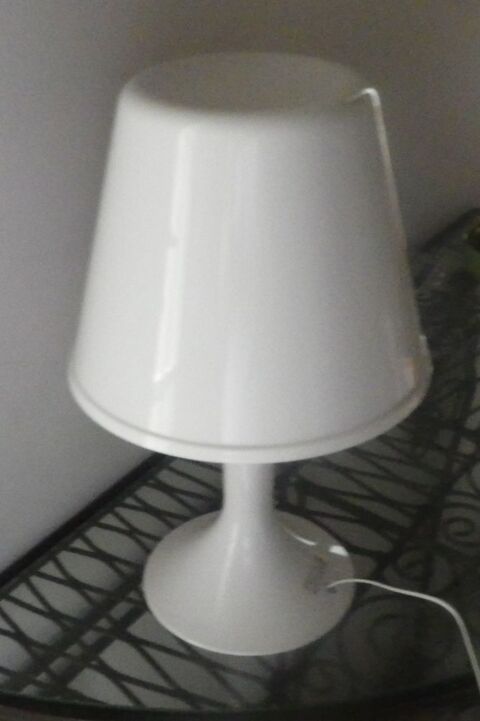 LAMPE BLANCHE A COULEURS CHANGEANTES (2 ex dispo) 18 Bubry (56)