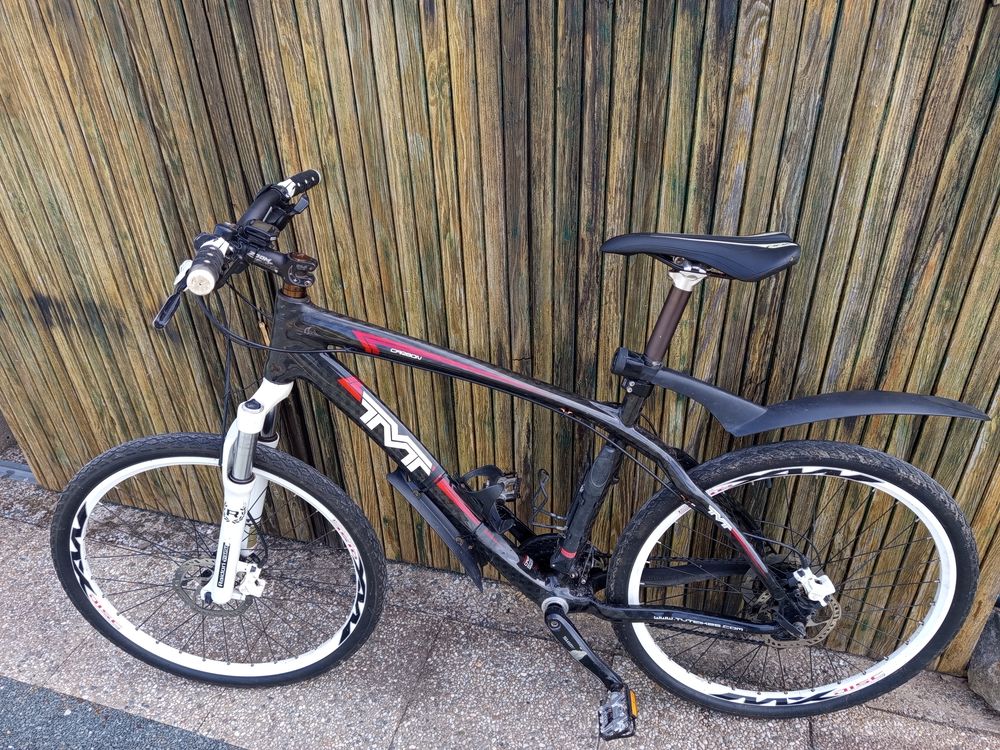 VTT &eacute;quip&eacute; VTC marque TVT cadre carbon Vélos