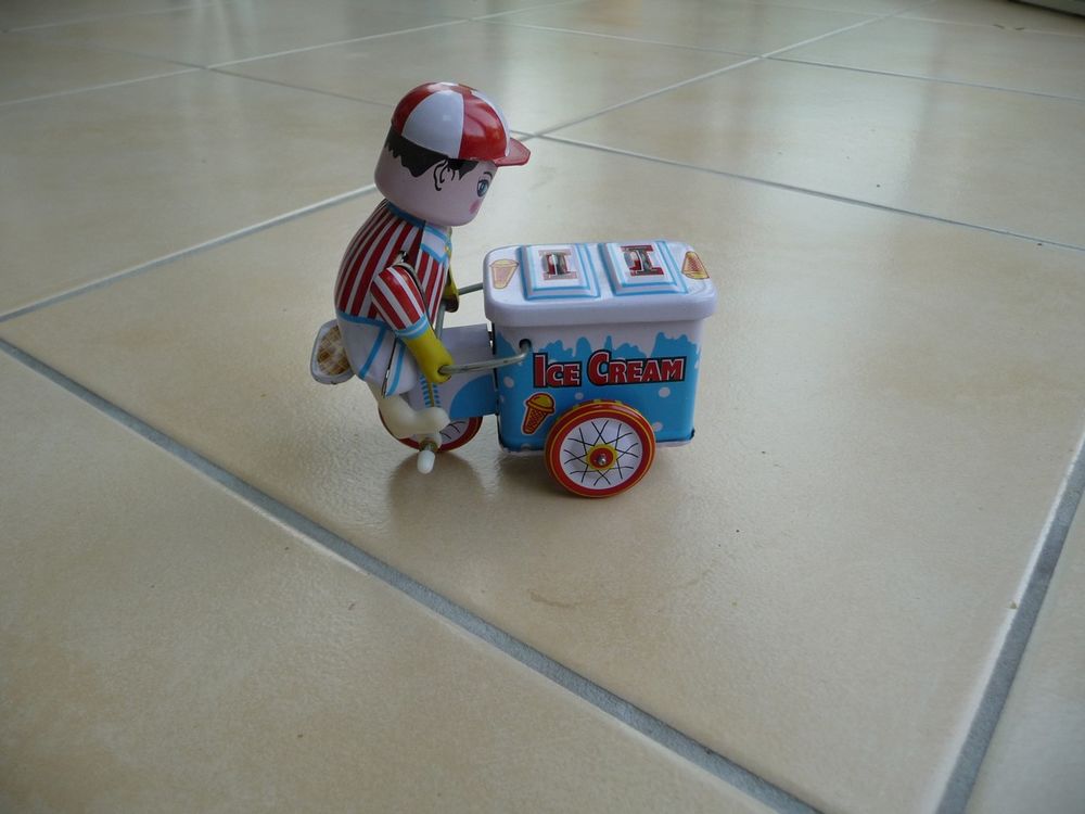Jouet en m&eacute;tal triporteur ice cream avec clef remontoir 