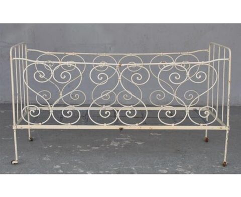 
Lit en fer forg� d'�poque fin XIX�me 
0 Saints (89)