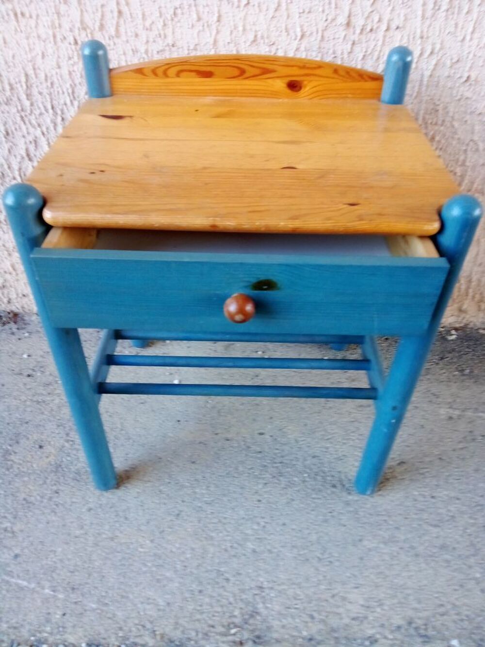 une petite table Mobilier enfants