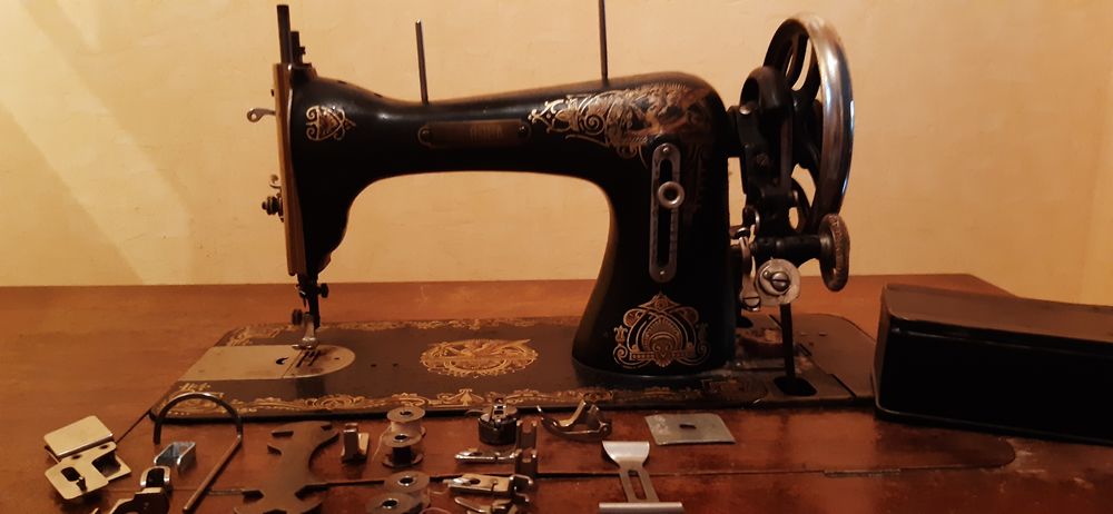 Machine &agrave; coudre marque SERRA 