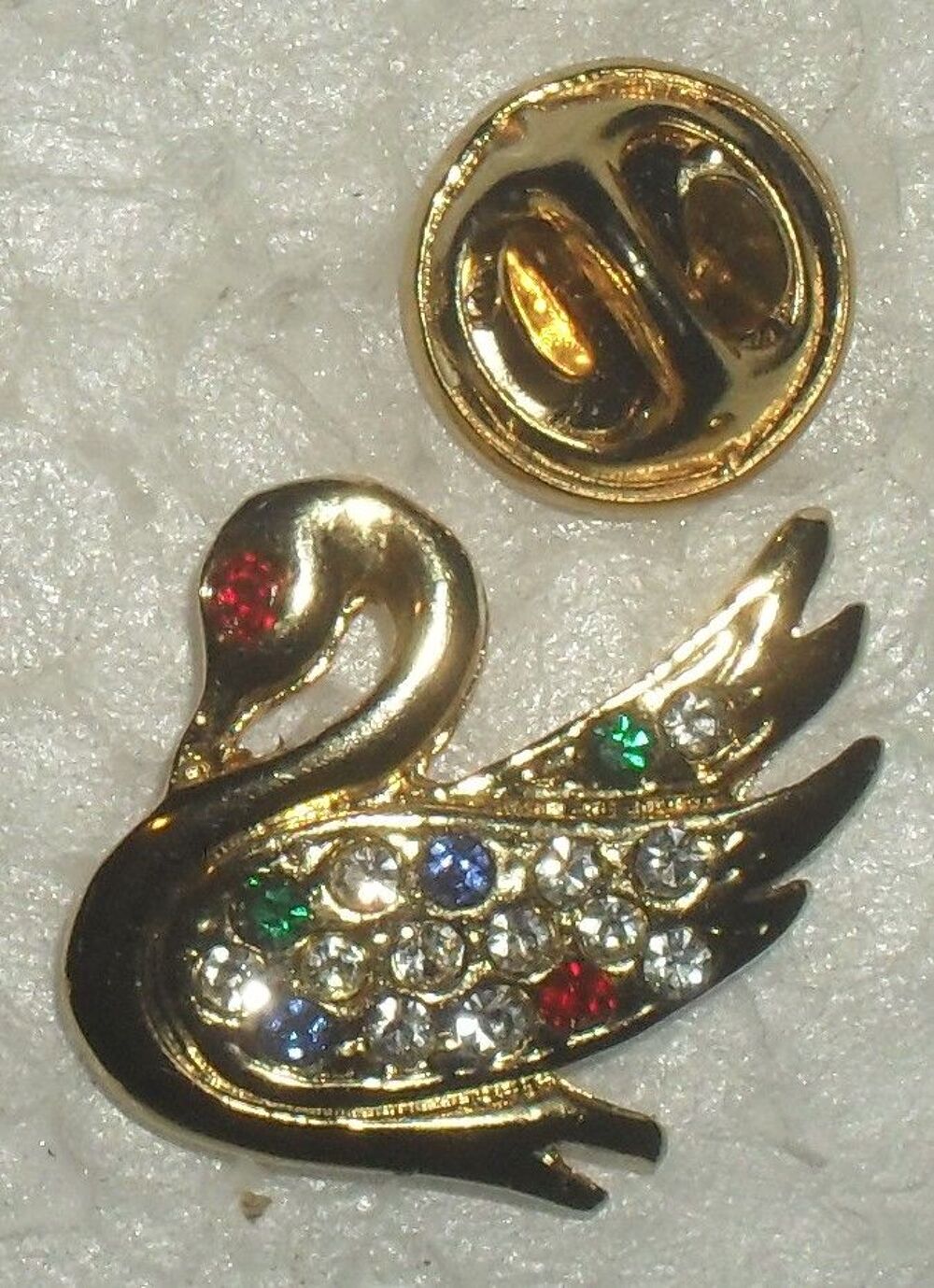 2 Pin's Dauphin et Cygne dor&eacute;s avec des brillants. 