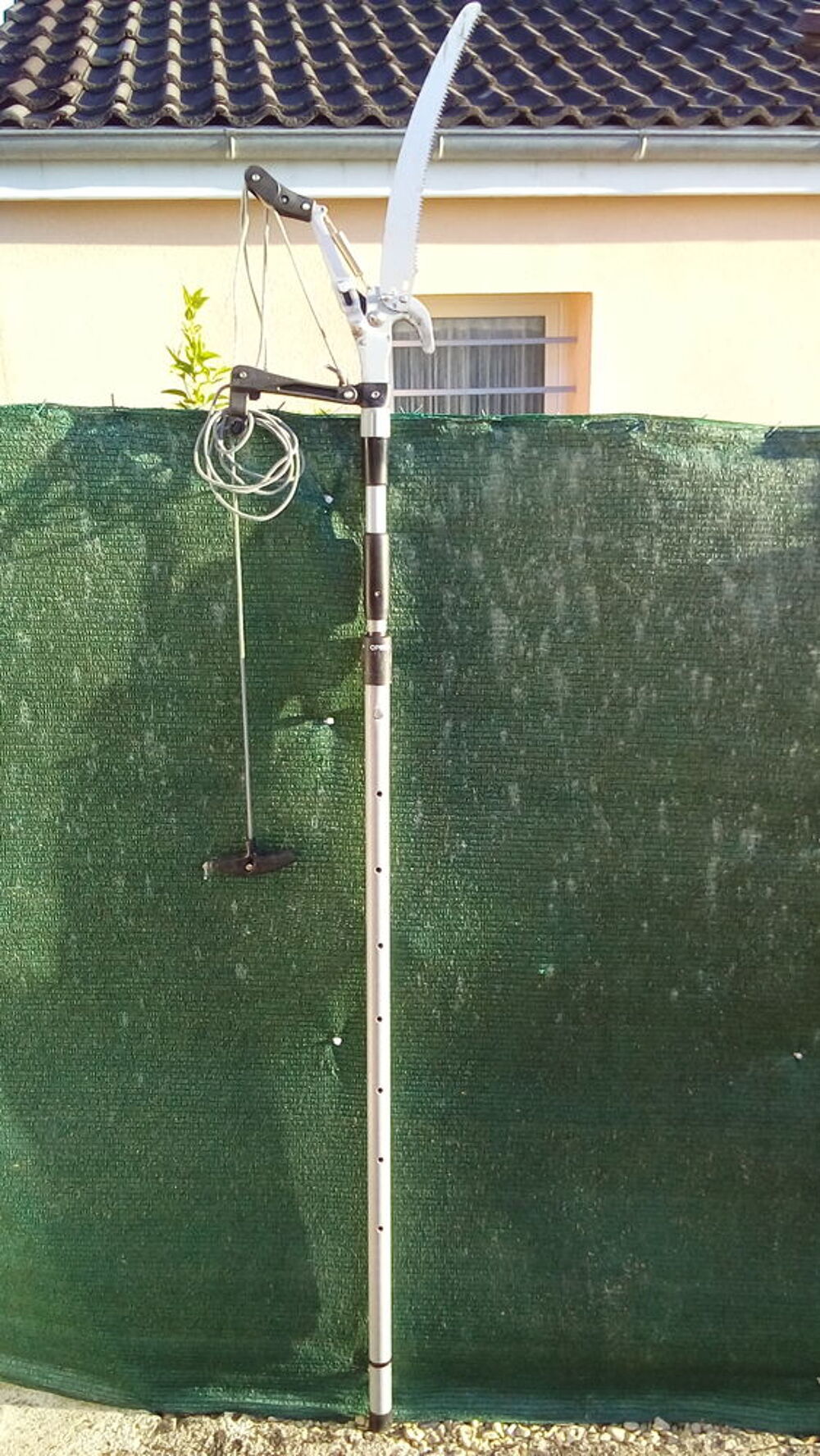 une scie d'&eacute;lagage 2 en 1 avec coupe branches en bon &eacute;tat . Bricolage