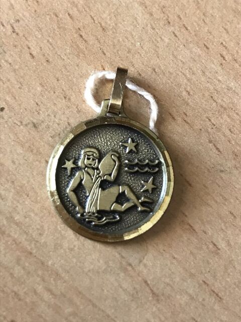 Médaille pendentif Verseau plaqué or ronde 1.5 cm
Signe zodi 22 Saint-Prix (95)