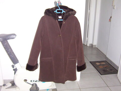 manteau neuf,couleurs marron,avec capuche
T 46/48
me teleph
10 Les Sables-d'Olonne (85)