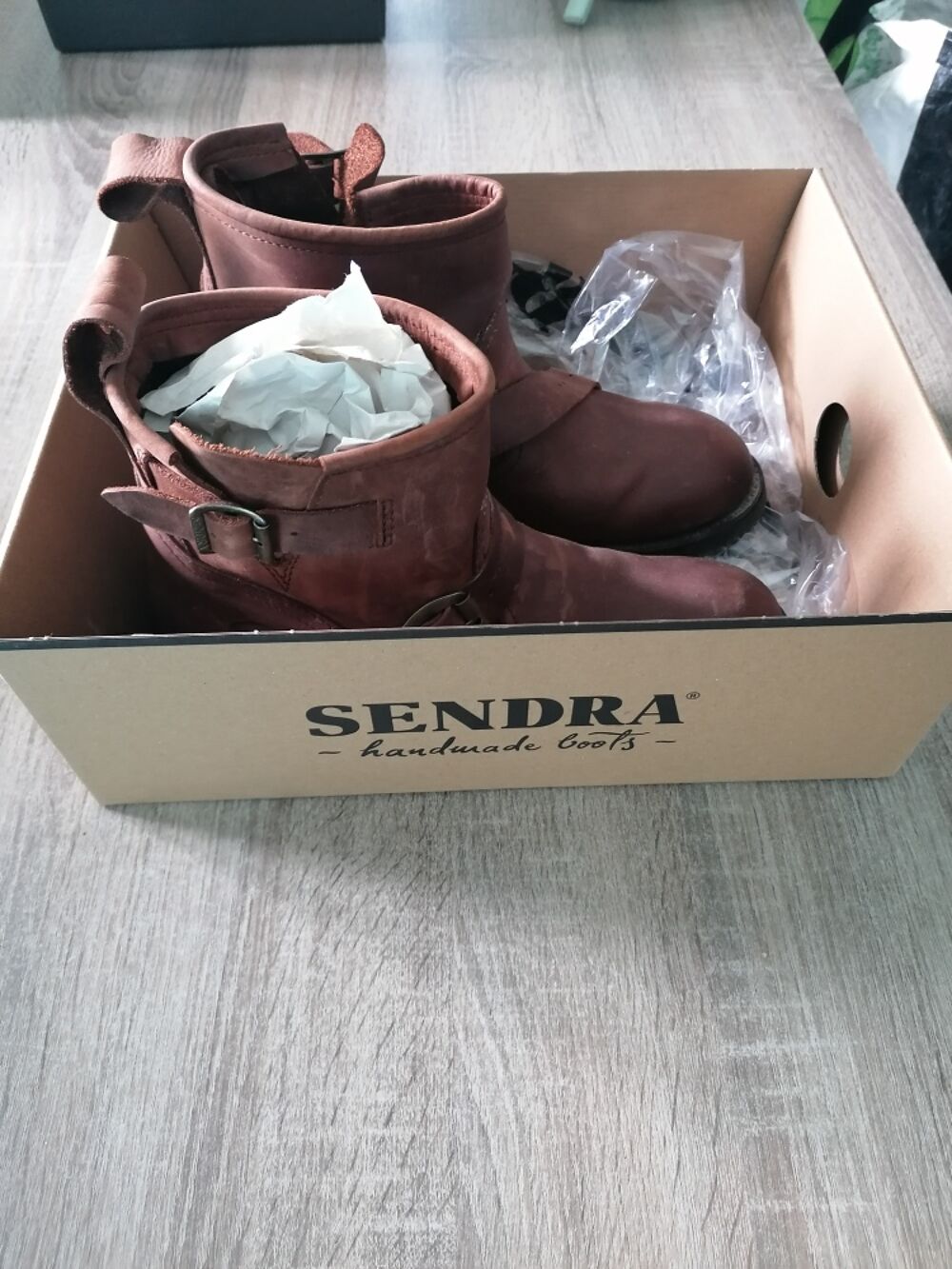 Bottines coqu&eacute;es, neuves, cuir, pointure 42. 
Chaussures