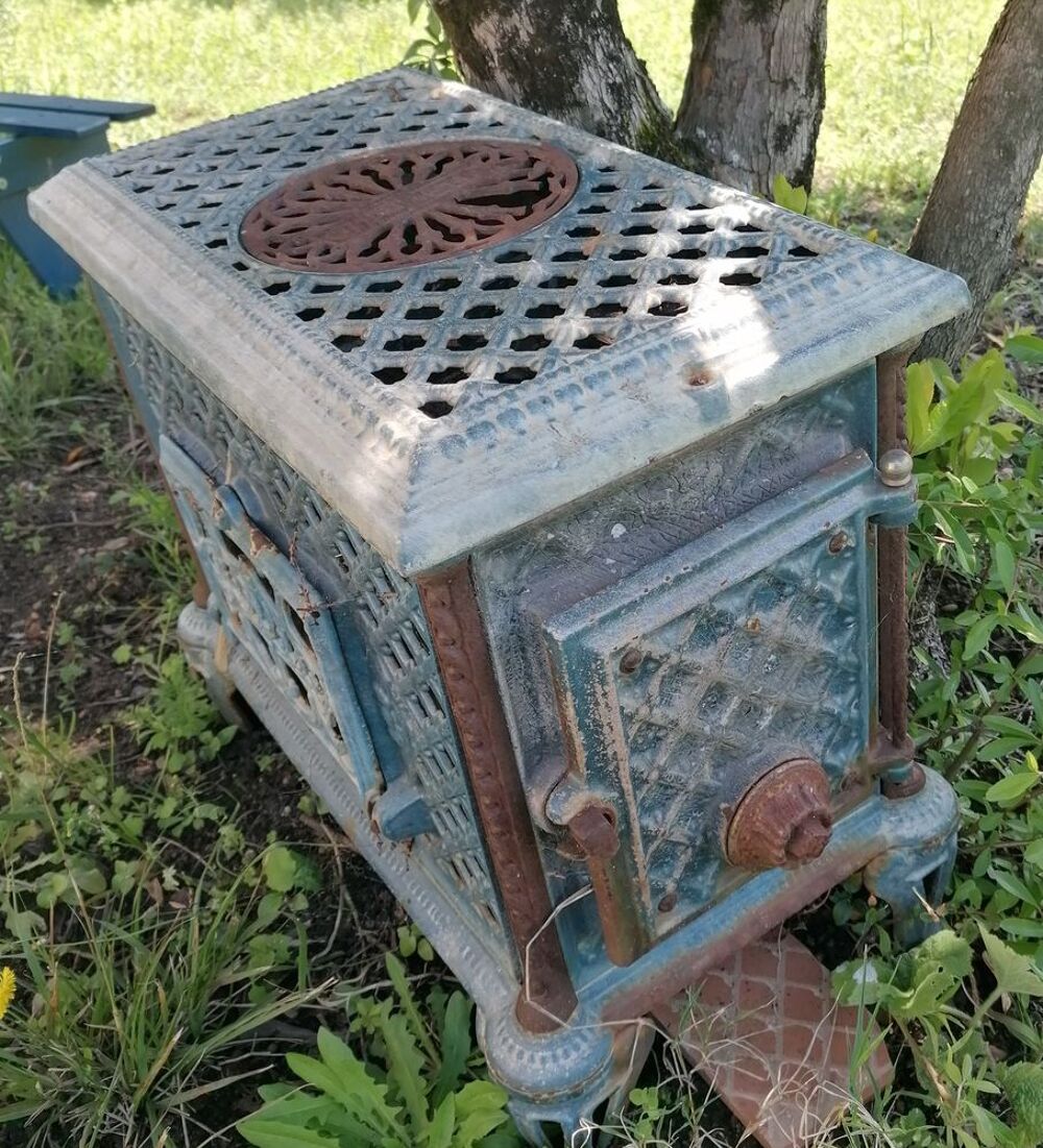 Po&ecirc;le &agrave; bois GODIN en fonte et c&eacute;ramique bleu, Chauffette Décoration