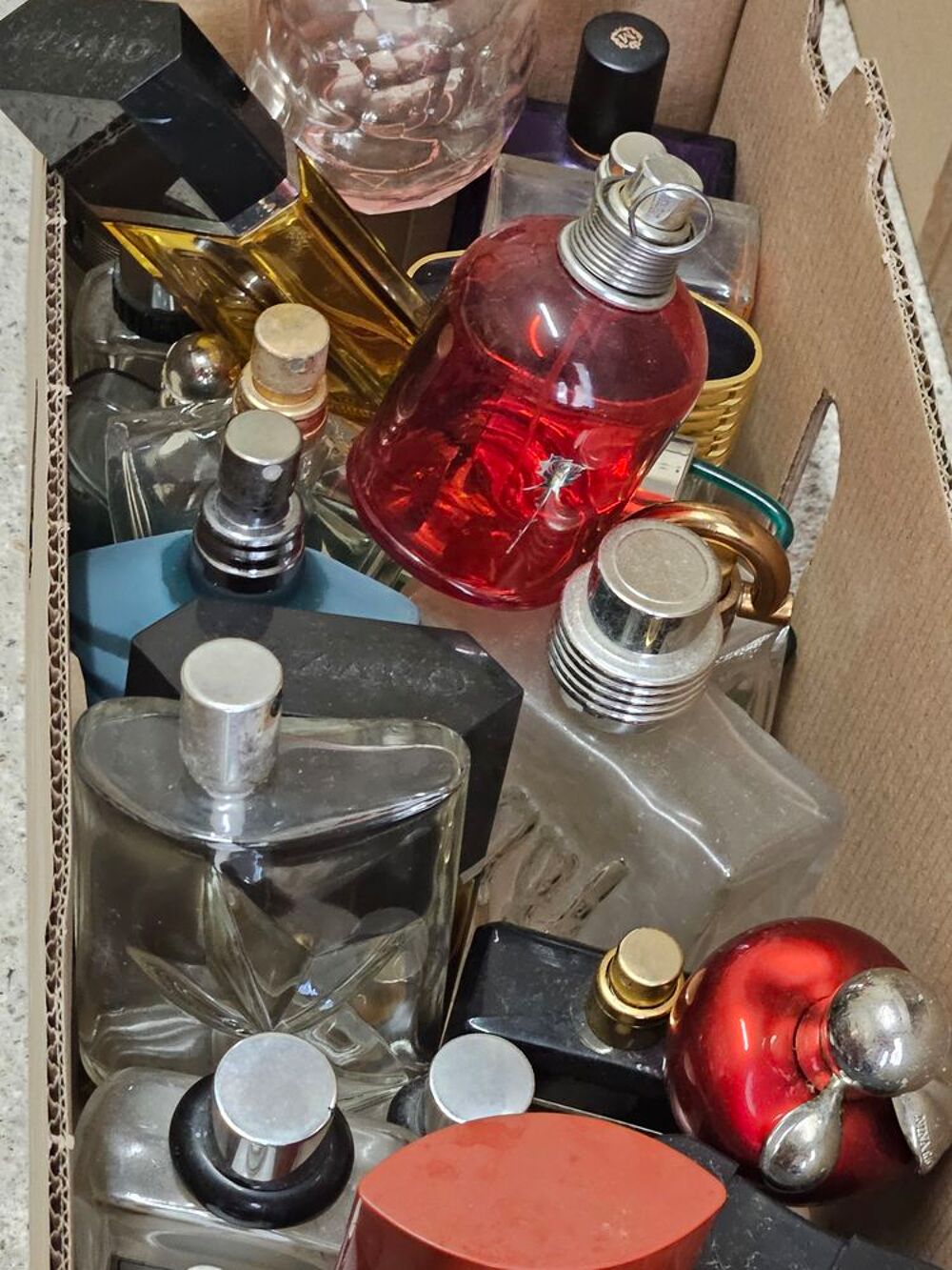 Lot de 30 flacons de parfum ( vides) de marque uniquement 